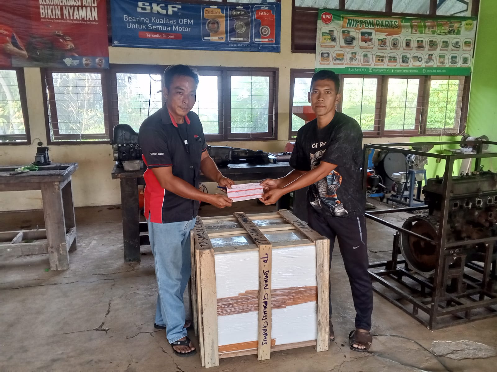 amunisi-baru-di-tkr-smkn-1-cipaku-pt-suzuki-indomobil-sales-donasikan-mesin-new-carry
