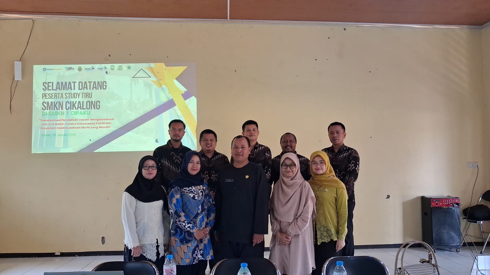 perkuat-sinergi-pendidikan-vokasi-dan-industri-smkn-cikalong-gelar-studi-tiru-ke-smkn-1-cipaku